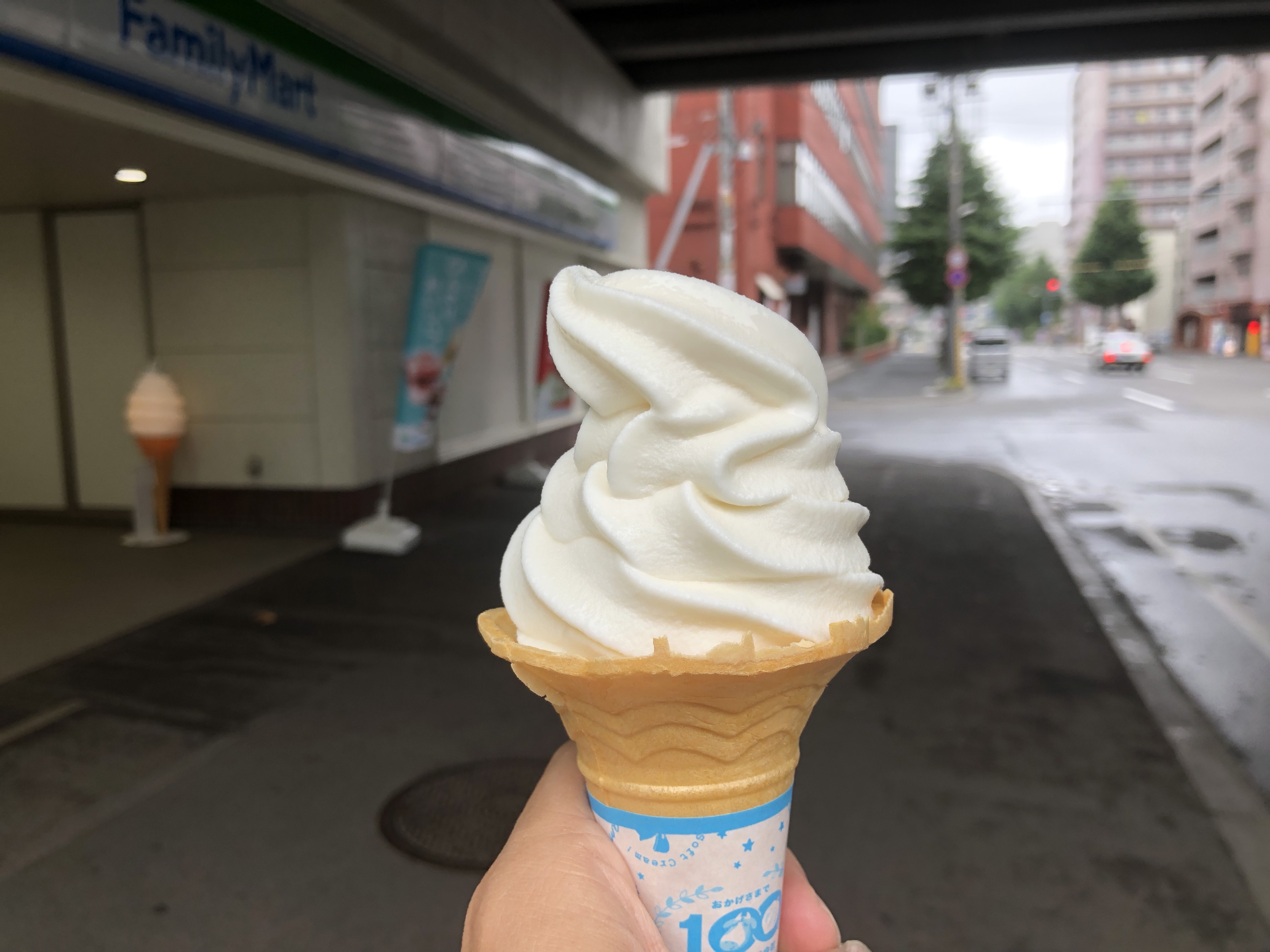 北海道のファミリーマートで北海道牛乳ソフトクリーム アイスマン福留のコンビニアイスマニア